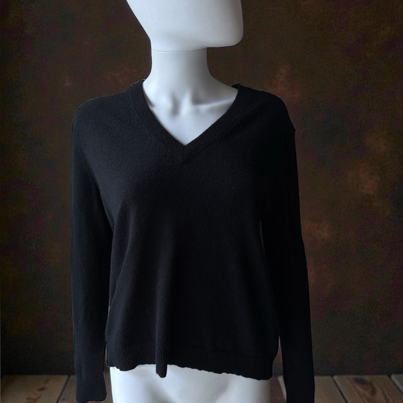 Jenni Kayne Flynn Cashmere Black V-Neck Sweater - Picture 4 of 6